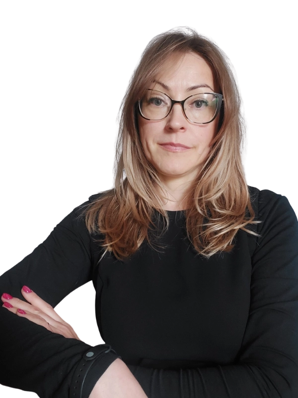 Eleganckie biurko w kolorach granatowym i złotym z komputerem, klawiaturą i akcesoriami biurowymi